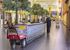 Kyläkauppa työllistää tulevanakin kesänä satoja henkilöitä erilaisissa tehtävissä. Kausityöntekijöiden haku on käynnissä 31.5.2024 saakka, hakemuksen voi täyttää Kyläkaupan nettisivuilla www.tuuri.fi