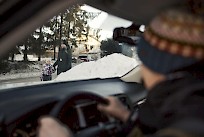 Kinokset, penkat ja lumikasat voivat olla tehokas näkemäeste esimerkiksi suojatielle. Kuva: Nina Mönkkönen / Liikenneturva.