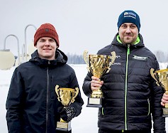 2)	Laihialaiset Jere Pensas (vas.) on SM-sarjan neljäntenä ja Mika Lemmetti sarjan piikkipaikalla talven osakilpailujen jälkeen. (Kuva: Janette Taskinen)