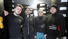 Valtteri, Kimmo, Rasmus ja Santeri Jussila kesärenkaiden varastossa.