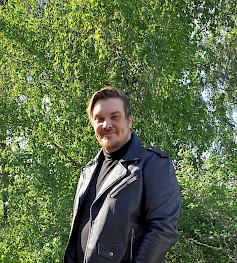 Paavo Asunmaa odottaa keikkaa tutulle seudulle ja toivottaa kaikenikäiset tanssintaitajat mukaan kauniille Siikinniemen rantalavalle kesänavaustansseihin.