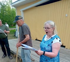 Kuvassa Aila Pukaralammi (Rovastin rouva) Jari Järventausta, ohjaaja sekä taustalla Kunnanjohtaja Teemu Ojala