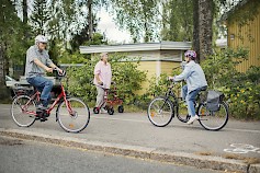 Liikenteessä liikkuu paljon ihmisiä, jotka käyttävät erilaisia liikkumisen apuvälineitä. Fyysinen vamma ei aina näy päällepäin, mutta se voi vaikuttaa esimerkiksi tasapainoon, havainnointiin ja arviointikykyyn. Kuva: Nina Mönkkönen / Liikenneturva