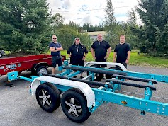 Tekno Trailerin nelikko on kesälomansa pitänyt ja suunnittelee uutta hydraulista kippikärryä tuotantoon. Yritys valmistaa myös väreissä komeita venetrailereita. Kuvassa keskellä Tero ja Jari Orrenmaa sekä Jarin pojat Toni (oik) ja Teemu.