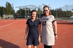 Outi Pilli ja Sirpa Leinonen ovat hyvillä mielin uuden pesäpallostadionin valmistumisen johdosta. Kuvan taka-alaan nousevat katsomorakenteet ja huoltotilat. Stadionin virallisia avajaisia vietetään ensi keväänä ja toivottavasti se tapahtuu superpesisottelun merkeissä.