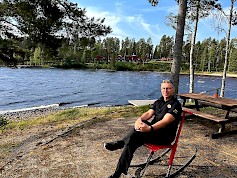 Lomakeskus Keurusselän Resort Manager Jari Ylönen istahti Eslan kiikkutuoliin ja kertoi maisemien hivelevän monien silmiä.