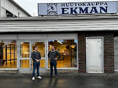 Tatu Assinen ja Esa Takala palvelevat Huutokauppa Ekmanin Seinäjoen toimipisteessä.
