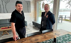 Myyntipäällikkö Sanna Viitanen ja ravintolapäällikkö Mika Ylitalo esittelivät kaunista Vihta-saunatilaa, jossa vietetään muun muassa monia pikkujouluja. Tilassa voi pitää myös häitä, muita perhejuhlia tai työyhteisöjen tapahtumia.