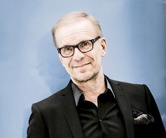 Lauantaina 14.12. Hotelli Alavuteen saapuu shownsa kanssa legendaarinen Jukka Puotila.