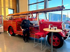 1. Pelastuspäällikkö Petri Järvensivu esitteli vanhaa palokalustoa. Auto on Chevrolet Master 157 HS, vuodelta 1936. Museoajoneuvo on nyt paloaseman aulassa komistamassa tilaa.