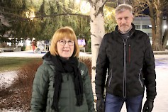 Ritva Melender ja Jukka Vainionpää odottavat uudenvuoden aattona juoksijoita tien täydeltä Tanelinrannan urheilukeskuksen lähibaanoille.