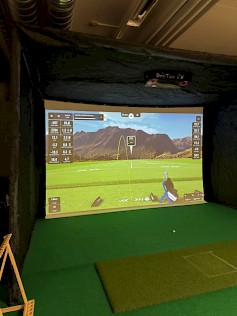 Golfsimulaattori tarjoaa erinomaisen mahdollisuuden harjoitteluun.