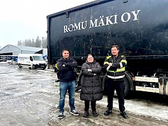 Harri, Terhi ja Janne Mäki ovat kova Mäen romukolmikko. He rohkaisevat kysymään myös romun nouto-palvelusta. Taustalla romumaisemaa ja yksi Romukioskin autokin osui kuvaan.