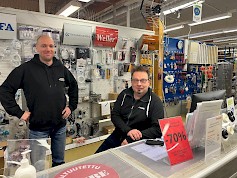 Toimitusjohtaja Hannu Kyntäjä (oik.)ja projektipäällikkö Mika Hämäläinen palvelevat asiakkaita ammattitaidolla erilaisissa lämmitysratkaisuissa.