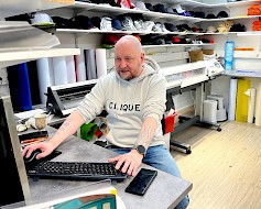 Mika Vainio näyttää kuinka tietokoneelta saadaan kuva painokuntoon.