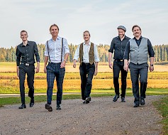 Yksi Suomen suosituimmista iskelmäyhtyeistä, Komiat, esiintyy Hotelli Alavudessa lauantaina 8.3.2025