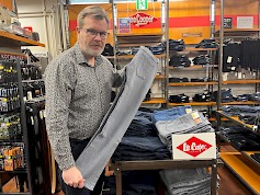 Jere Siltala kertoo, että kevään farkkumallit ovat tulleet ja esittelee Lee Cooper -mallistoa.