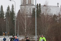 Hölkän osanottajat pääsevät oikeasti Komian kirkon maisemiin. Kuva Juha-Matti Nivukoski.
