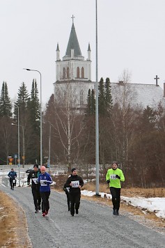 Hölkän osanottajat pääsevät oikeasti Komian kirkon maisemiin. Kuva Juha-Matti Nivukoski.