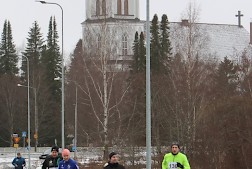 Hölkän osanottajat pääsevät oikeasti Komian kirkon maisemiin. Kuva Juha-Matti Nivukoski.