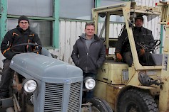Kuvan harmaa Ferguson ja diesel-trukki ovat huutoina 29.3. vinkkaavat Tero Talvitie, Kari Talasmäki ja Mika Talvitie.