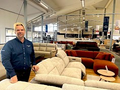 Tuomas Lähdesmäki esittelee keväisiä sohvavärejä, vaaleaa ja kauniin kuparia. -	Kannattaa ehdottomasti tulla kevätmessuille, niin lupaan ettei täällä pety. Meillä on kymmeniä tehtaiden edustajia messutarjouksineen ja koko henkilökunta valmiina palvelemaan asiakkaita, lupaa toimitusjohtaja.