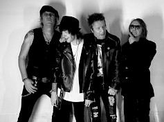 Lauantaina 12.4. Hotelli Alavudessa kotimaisen punkrockin pioneerit, Tumppi Varonen & Problems.