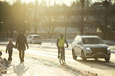 Kunnissa vaikutetaan siihen, millainen on monen arkinen matka kauppaan, kouluun tai töihin ja miten turvallisena se koetaan. Liikenneturvan kyselyssä 89 prosenttia on sitä mieltä, että kunnan tulee päätöksissään aina ottaa huomioon niiden vaikutukset liikenneturvallisuuteen. Kuva: Nina Mönkkönen / Liikenneturva.
