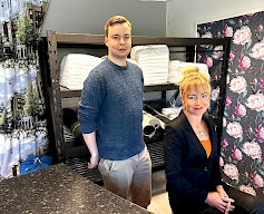 1.	Tiina Sillanpään poika Daniel Tavisalo ja tytär Tara Tavisalo ovat tiiviisti mukana pesulatoiminnassa. Liiketaloutta opiskelevat nuoret työskentelevät kuvaa otettaessa Seinäjoen Ruukintien pisteessä.