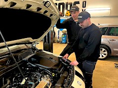 Vikaa autosta etsivät yrittäjä ja toimitusjohtaja Marko Järvinen, vierellään autonasentaja Jarno Viitamäki. Korjaamoajan voi varata esimerkiksi soittamalla klo 8:00–16:30 välillä numeroon 0442365220.