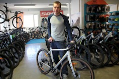 Kona Rove gravel-pyörä on hyvä ratkaisu kesän pyörälenkeille. Gravel pyörällä onnistuu vauhdikkaampi asvalttilenkki ja sillä pystyy ajamaan myös sorateillä ja helpohkoilla maastoreiteillä.