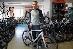 Kona Rove gravel-pyörä on hyvä ratkaisu kesän pyörälenkeille. Gravel pyörällä onnistuu vauhdikkaampi asvalttilenkki ja sillä pystyy ajamaan myös sorateillä ja helpohkoilla maastoreiteillä.