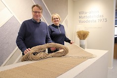 Toimitusjohtaja Harri Viita-aho ja myyntiassistentti Merja Sillanpää sekä kaksi VM Carpetin kevään vetonaulaa: paperinaru sekä paperinarumatto Havu.
