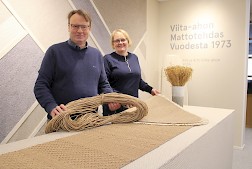 Toimitusjohtaja Harri Viita-aho ja myyntiassistentti Merja Sillanpää sekä kaksi VM Carpetin kevään vetonaulaa: paperinaru sekä paperinarumatto Havu.