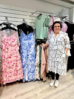 1.	Kristiina esittelee mekkoja ja kertoo, että liikkeestä löytyy myös aurinkolaseja sekä miehille että naisille. Palvelu on Zipper`sissä aina ykkösasia, ja siitä tulee usein kiitosta. Toki asiakas saa halutessaan myös katsella ihan rauhassa. Zipper`sin tytöt toivottavat kaikki tervetulleiksi tutustumaan upeisiin valikoimiin.