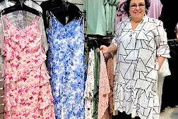 1.	Kristiina esittelee mekkoja ja kertoo, että liikkeestä löytyy myös aurinkolaseja sekä miehille että naisille. Palvelu on Zipper`sissä aina ykkösasia, ja siitä tulee usein kiitosta. Toki asiakas saa halutessaan myös katsella ihan rauhassa. Zipper`sin tytöt toivottavat kaikki tervetulleiksi tutustumaan upeisiin valikoimiin.