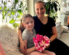 1.	Ilona Uusitalo istahtaa äitinsä Jaana Näsin viereen ja esittelee edelliseksi äitienpäiväksi tekemäänsä silkkikukkakimppua. Tänäkin vuonna äitiä muistetaan, mutta miten, se on vielä salaisuus.