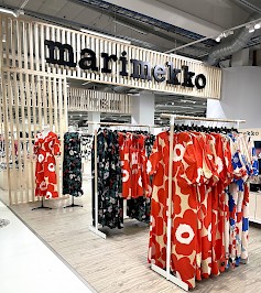 Kyläkaupan ja Marimekon yhteistyö on jatkunut jo kahdenkymmenenviiden vuoden ajan. Yhteistä taivalta juhlitaan Kyläkaupalla lauantaina 17.5.2025 kakulla ja kuplivalla juhlajuomalla klo 11-17.