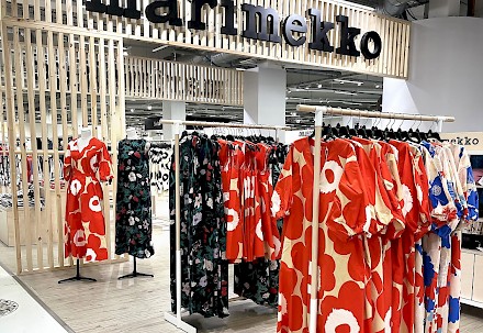 Kyläkaupan ja Marimekon yhteistyö on jatkunut jo kahdenkymmenenviiden vuoden ajan. Yhteistä taivalta juhlitaan Kyläkaupalla lauantaina 17.5.2025 kakulla ja kuplivalla juhlajuomalla klo 11-17.