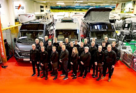 Jyväs-Caravan Oy:n iloinen henkilökunta on valmiina palvelemaan Caravan – messuille tulevaa väkeä.