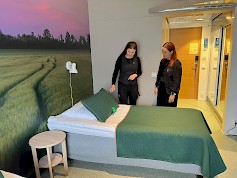 2. Emilia Alasaari (oik.) ja Liina Hautanen ihastelevat myös vuodevaatteiden materiaaleja.