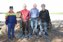 Jukka Taimisto, Matti Hautala, Taisto Järvinen ja Jarmo Rönnqvist Niinisalon Hiidenkiven maisemissa 50 vuoden tauon jälkeen.