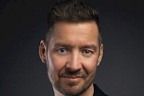 Kyläkaupan Kesätanssit alkavat perjantaina 13.6.2025 Sami Rosholmin ja Sävelen johdolla. Lauantaina 14.6. tanssitaan Eija Kantolan & Omegan tahtiin.