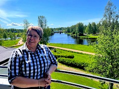 1. Hotel Kurikan hotellinjohtaja Tuija Mäki esittelee hotellin hienoa sijaintia Kyrönjoen rannalla, rauhallisessa ja siistissä miljöössä.