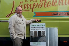 Hannu Sillanpää esittelee lattialämmityksen vesikierron putkielementtiä ja sokkelieristelevyjä.