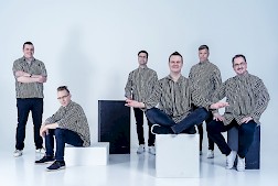 Torstaina 3.7. Kyläkaupan Kesätansseissa viihdyttää Sinitaivas.