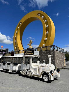 Ilmaisista elämysajeluista Kesäjunan kyydissä saadaan nautiskella Miljoona Tivolin Tuurissa olon ajan, aina 10.8.2025 asti.