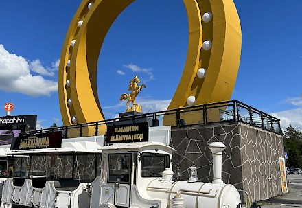 Ilmaisista elämysajeluista Kesäjunan kyydissä saadaan nautiskella Miljoona Tivolin Tuurissa olon ajan, aina 10.8.2025 asti.