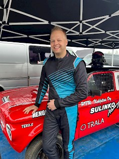 Juha Perälä nappasi Anjalankosken Urheiluautoilijoiden isännöimässä SM-kilpailussa neljännen mestaruutensa. Syystäkin hymy on herkässä. Kuva: Perälän tiimi Juha Perälä nappasi Anjalankosken Urheiluautoilijoiden isännöimässä SM-kilpailussa neljännen mestaruutensa. Syystäkin hymy on herkässä. Kuva: Perälän tiimi Juha Perälä nappasi Anjalankosken Urheiluautoilijoiden isännöimässä SM-kilpailussa neljännen mestaruutensa. Syystäkin hymy on herkässä. Kuva: Perälän tiimi