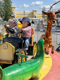 Kyläkaupan Miljoona Tivoli on ilmainen kaikille alle 13-vuotiaille. Maailman suurimmassa ilmaisessa huvipuistossa iloitaan ja riemuitaan 10.8.2025 asti.